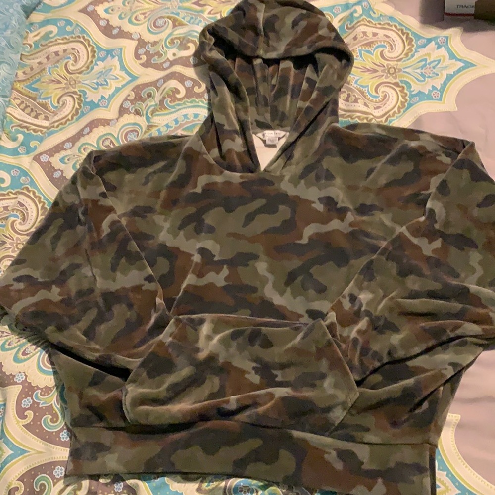 American Eagle size XS cropped camo hoodie